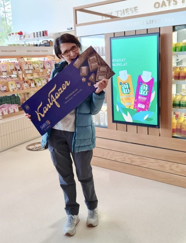 Marina di The Travelling Petsitter alla fabbrica di cioccolato Fazer a Vaanta, Finlandia