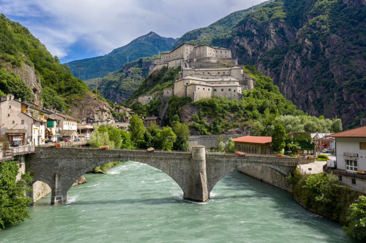 Vista del Forte di Bard in Valle d'Aosta dalla vallata