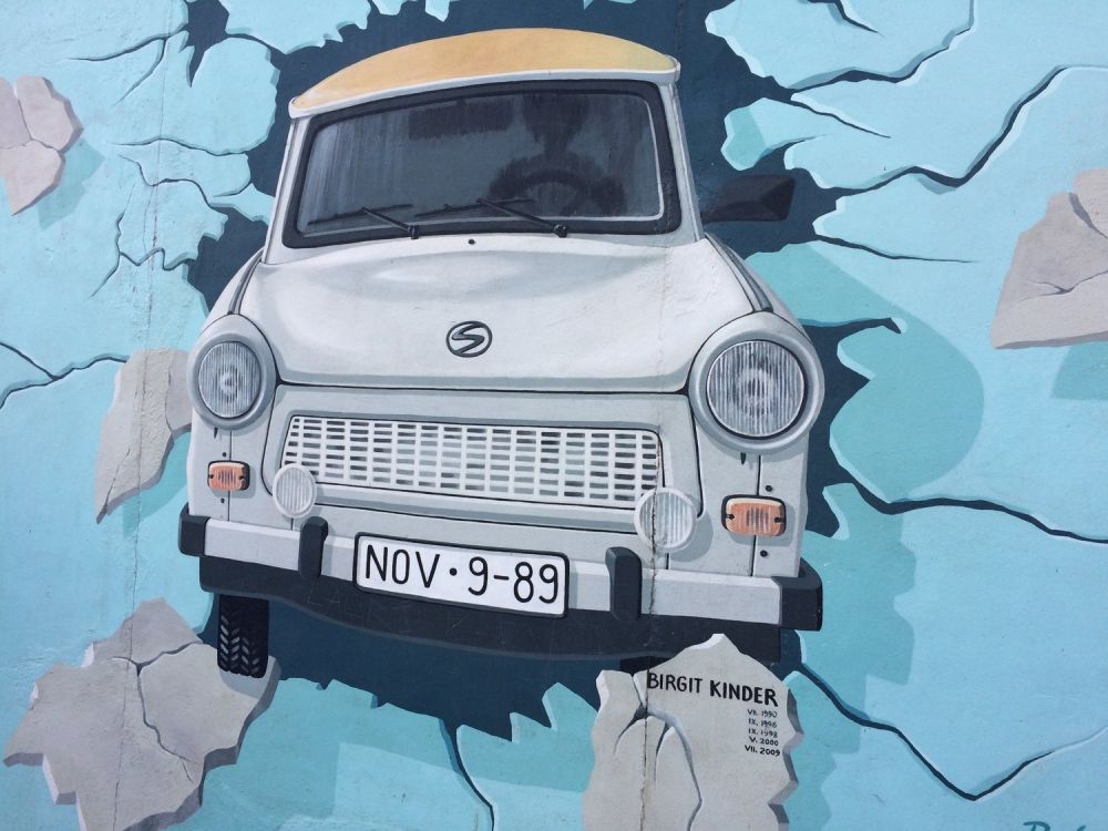 Murales di un'auto a Berlino