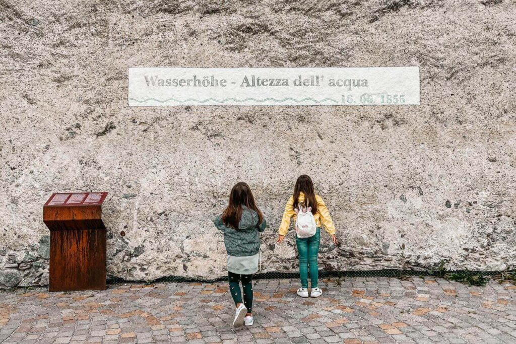 Scritta che ricorda l'alluvione di Glorenza, Alto Adige