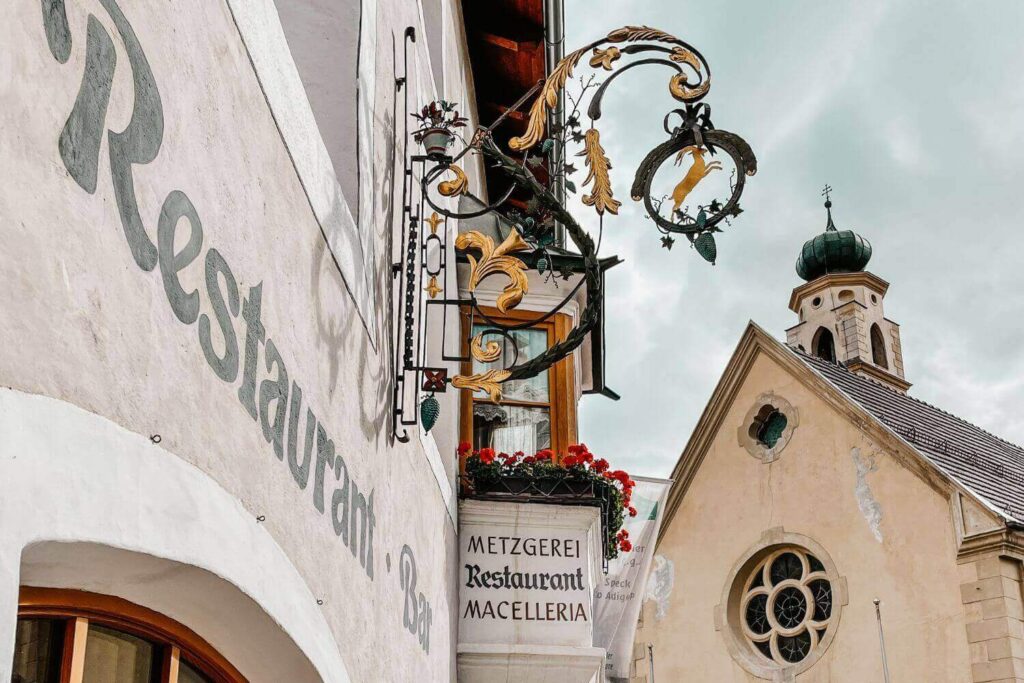 Insegna del ristorante-macelleria Metzgerei a Glorenza, Alto Adige