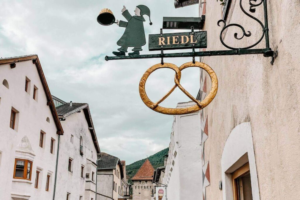 Insegna della panetteria Bäckerei Riedl a Glorenza, Alto Adige