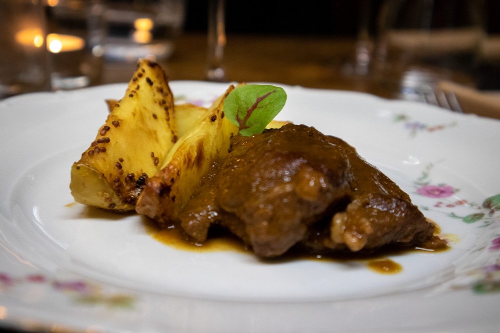 Guancia di maiale cotta a bassa temperatura e accompagnata da mele e patate condite con senape in grani, secondo piatto di Goustò, Torino