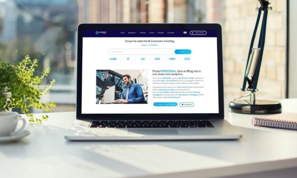 Computer con schermata delle caratteristiche dello spazio web offerto da Greenora Hosting