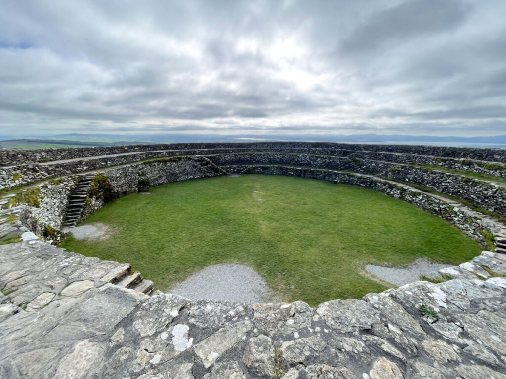 Interno del forte circolare Grianan di Aileach, in Donegal, Irlanda del Nord