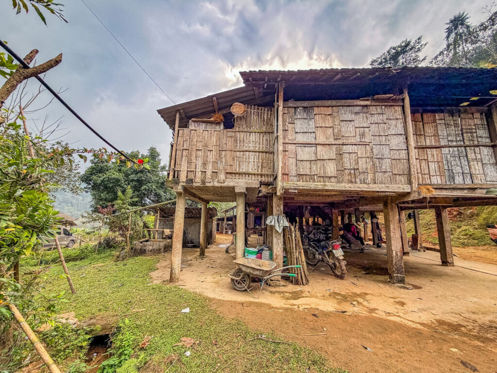 Abitazione tradizionale delle minoranze etniche delle comunità montane dell'area di Ha Giang, Vietnam del Nord