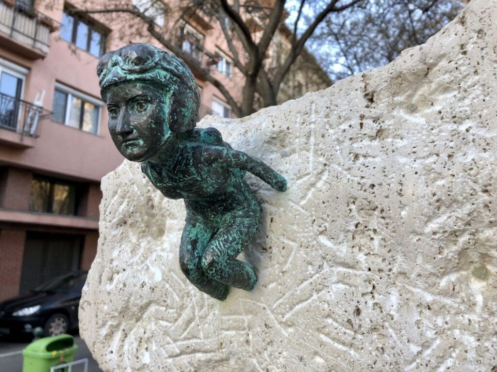 Mini statua della paracadutista Hanna Szenes a Budapest