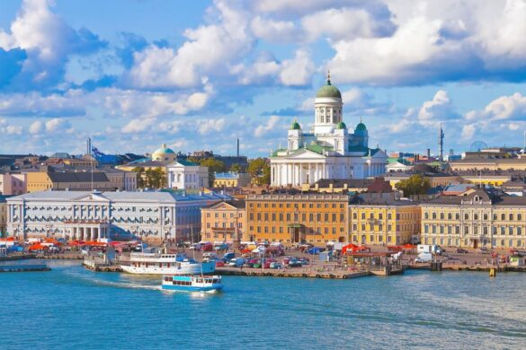 Vista panoramica sul porto di Helsinki con la Cattedrale luterana che domina lo skyline della città
