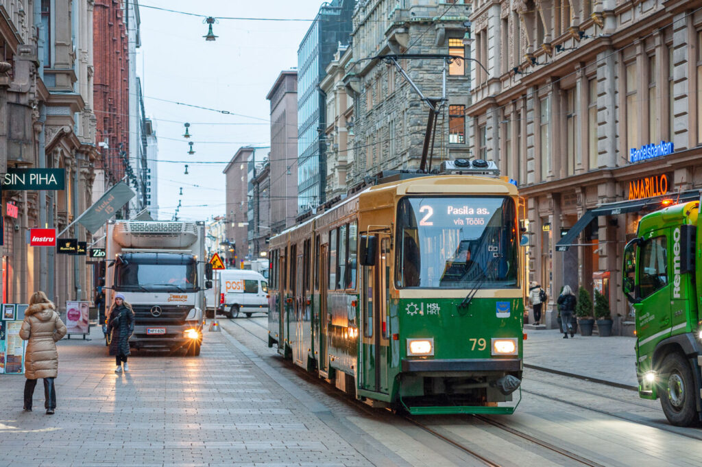 Tram 2 nel centro di Helsinki, un modo pratico e autentico per muoversi in città anche con bambini