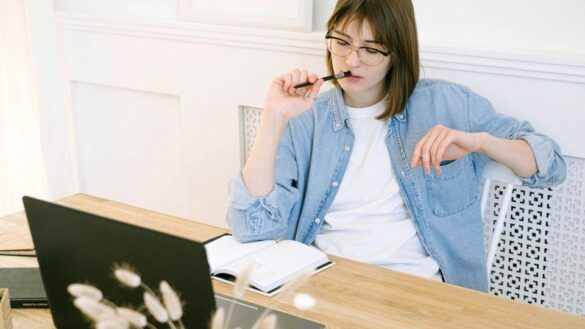 una ragazza che pianifica con pc e agenda