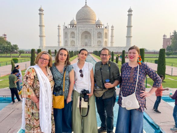 Le Travel Blogger Italiane in India davanti al Taj Mahal