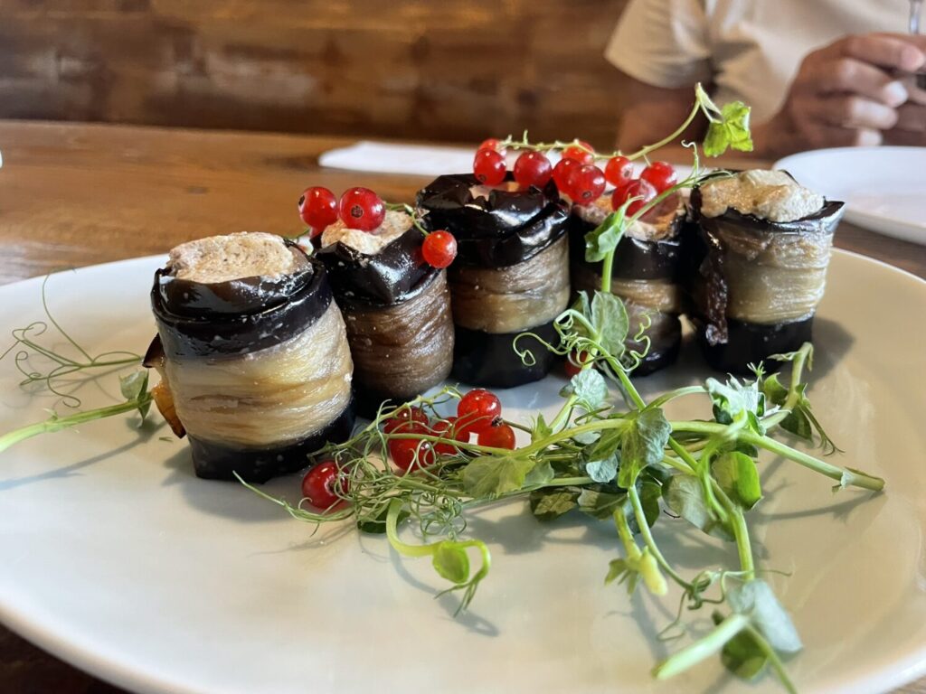 Involtini di melanzane e noci, piatto tipico georgiano