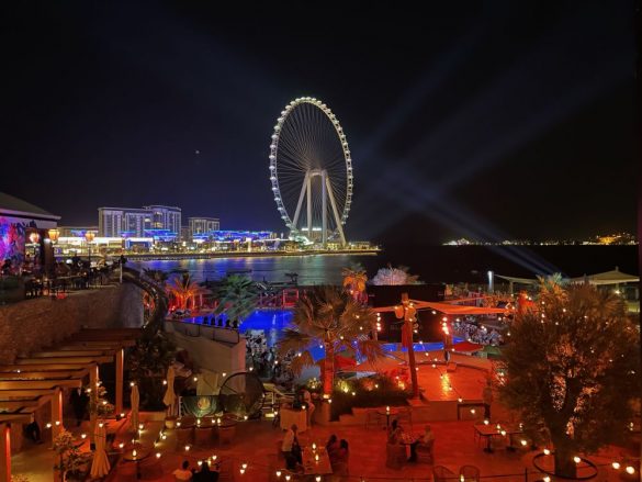 Panorama notturno di Dubai Marina fotografato dalla terrazza del club Bla Bla