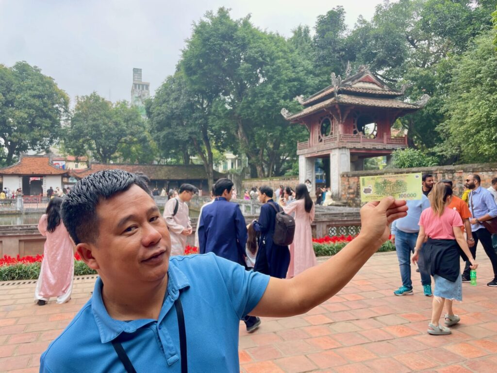 La nostra guida Lan ci mostra il Tempio della Letteratura di Hanoi raffigurato sulle banconote vietnamite