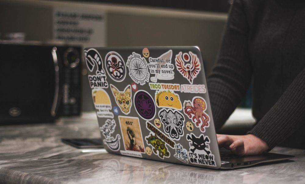 Laptop con adesivi, foto Neonbrand da Unsplash