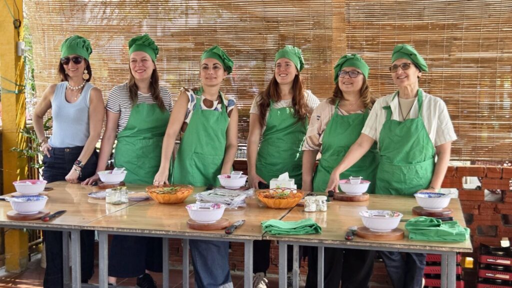 Le Travel Blogger Italiane a lezione di cucina vietnamita a Cam Thanh. Da sinistra: Annalisa Spinosa, Paola Bertoni, Marina Lo Blundo, Veronica Meriggi, Cristina Lamandini, Marina Fiorenti.