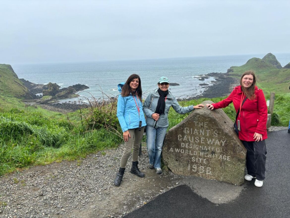 Lucia Speziale, Marina Fiorenti e Paola Bertoni alla Giant's Causeway, in Irlanda del Nord