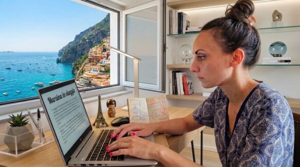 Marina Lo Blundo che scrive sul suo travel blog Maraina in viaggio, immagine creata da AI