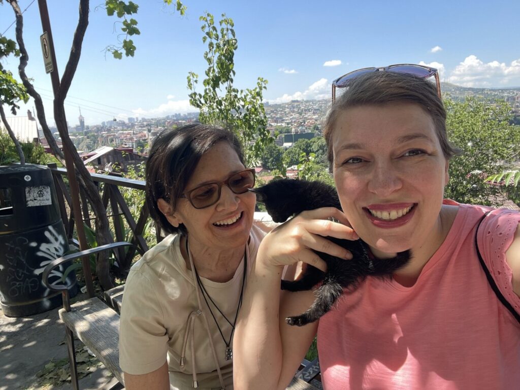 Marina Fiorenti e Paola Bertoni con un gattino incontrato sulla collina di Tiblisi