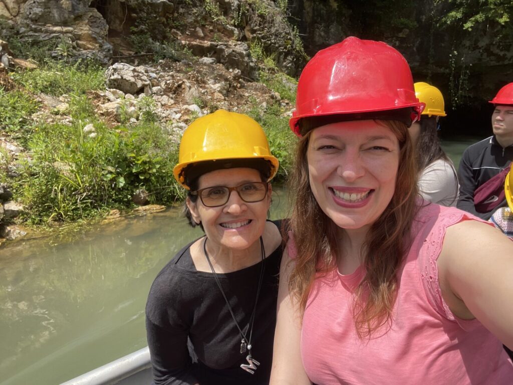 Marina Fiorenti e Paola Bertoni in barca alle Grotte di Prometeo