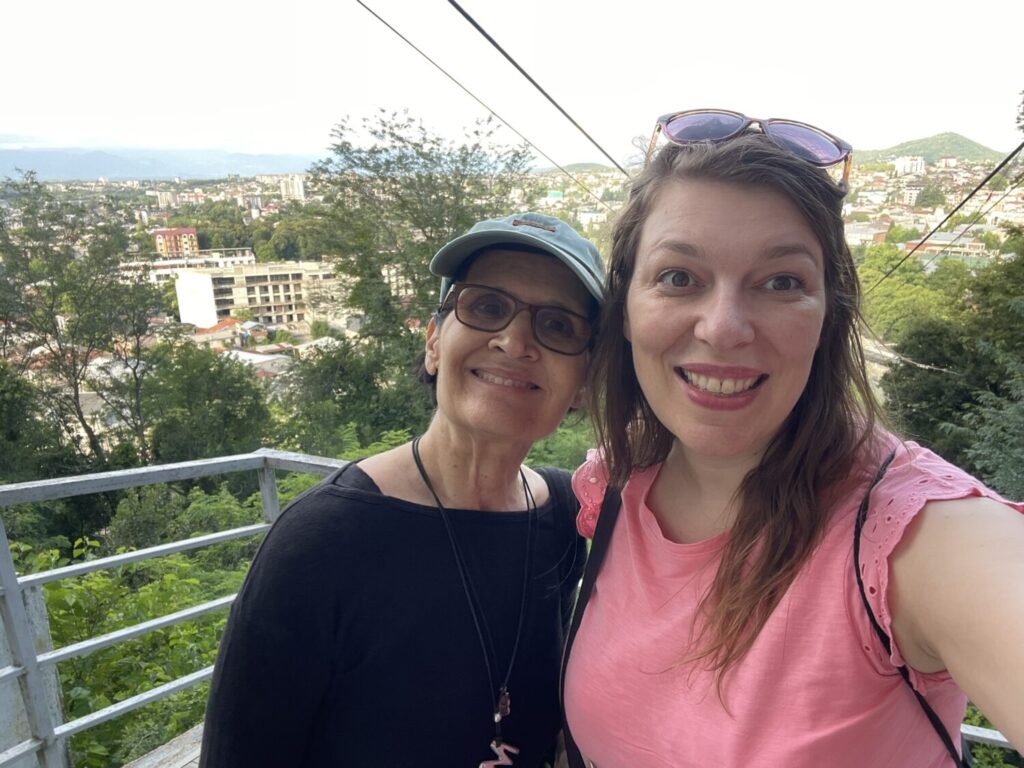 Marina Fiorenti e Paola Bertoni sulla funicolare di Kutaisi