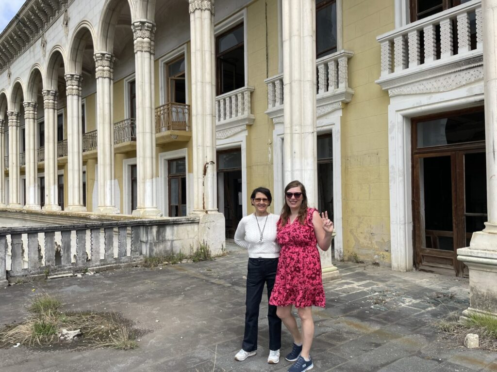 Marina Fiorenti e Paola Bertoni al sanatorio abbandonato Imereti a Tskaltubo