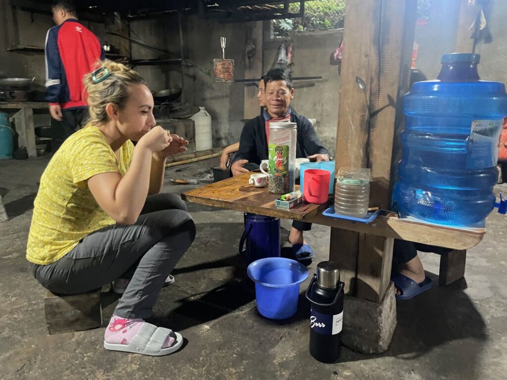 Marina Lo Blundo sorseggia del tè durante l'homestay in una casa dell'etnia Red Dao, Vietnam del nord