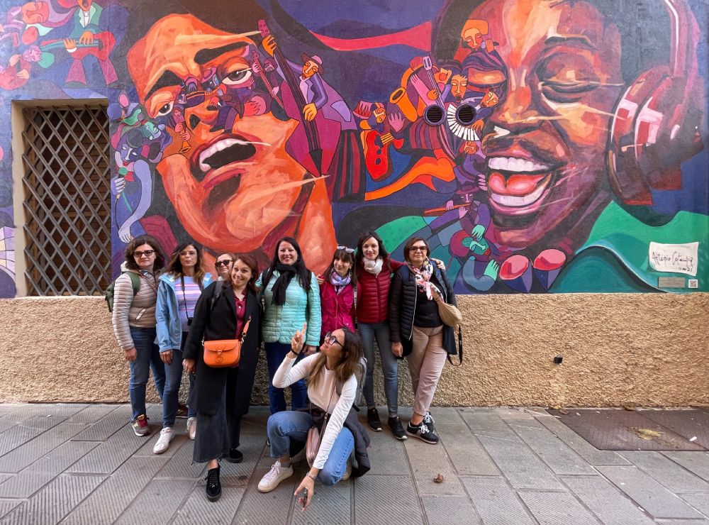 I blogger partecipanti al blogtour "Bologna si fa in 20" davanti a un murales di Porretta Terme