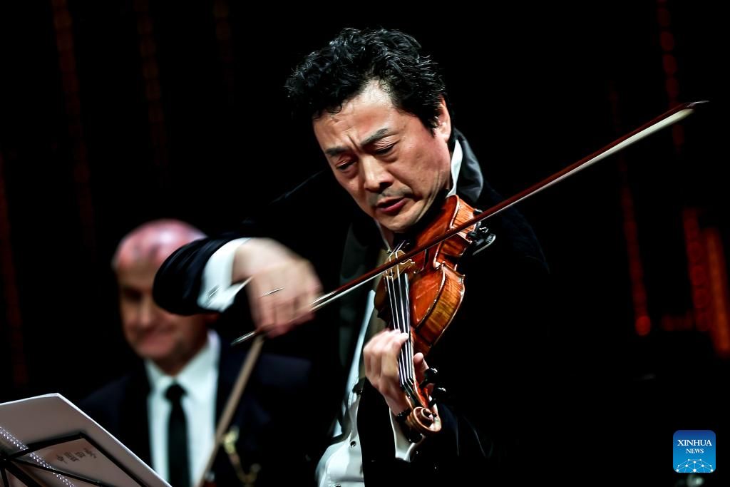 Il violinista cinese Lu Siqin durante il concerto The New Four Season of Hungary and China