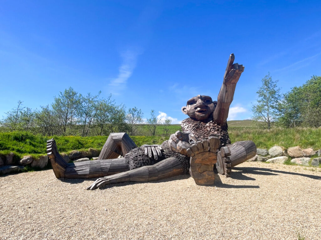 Nowanois i raccontastorie, scultura di Thomas Dambo della serie Giants of Sperrins, Davagh Forest, Irlanda del Nord