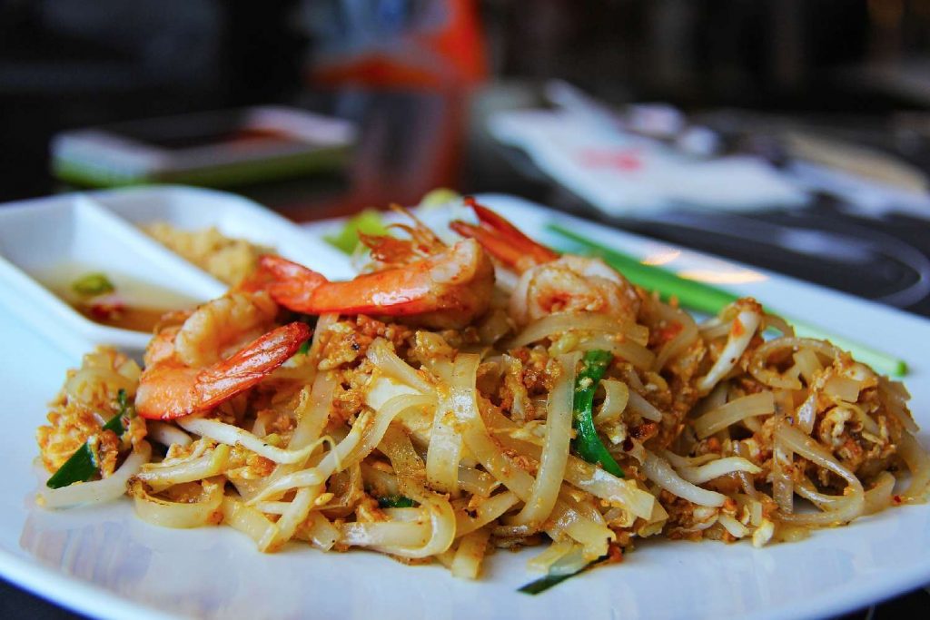 piatto con cibo thailandese fettuccine e gamberi