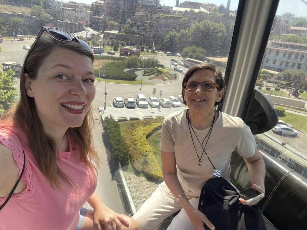 Marina Fiorenti e Paola Bertoni sulla funicolare di Tiblisi