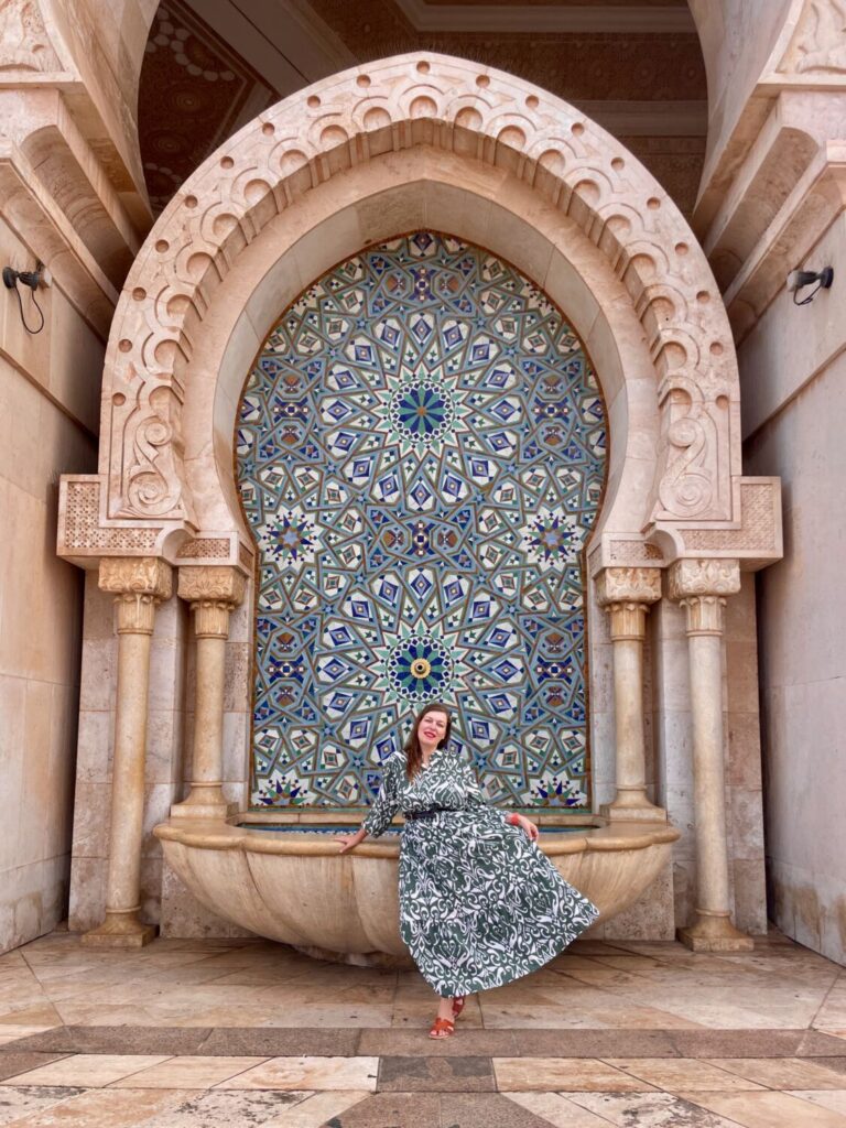 Paola Bertoni nella Moschea Hassan II di Casablanca, Marocco