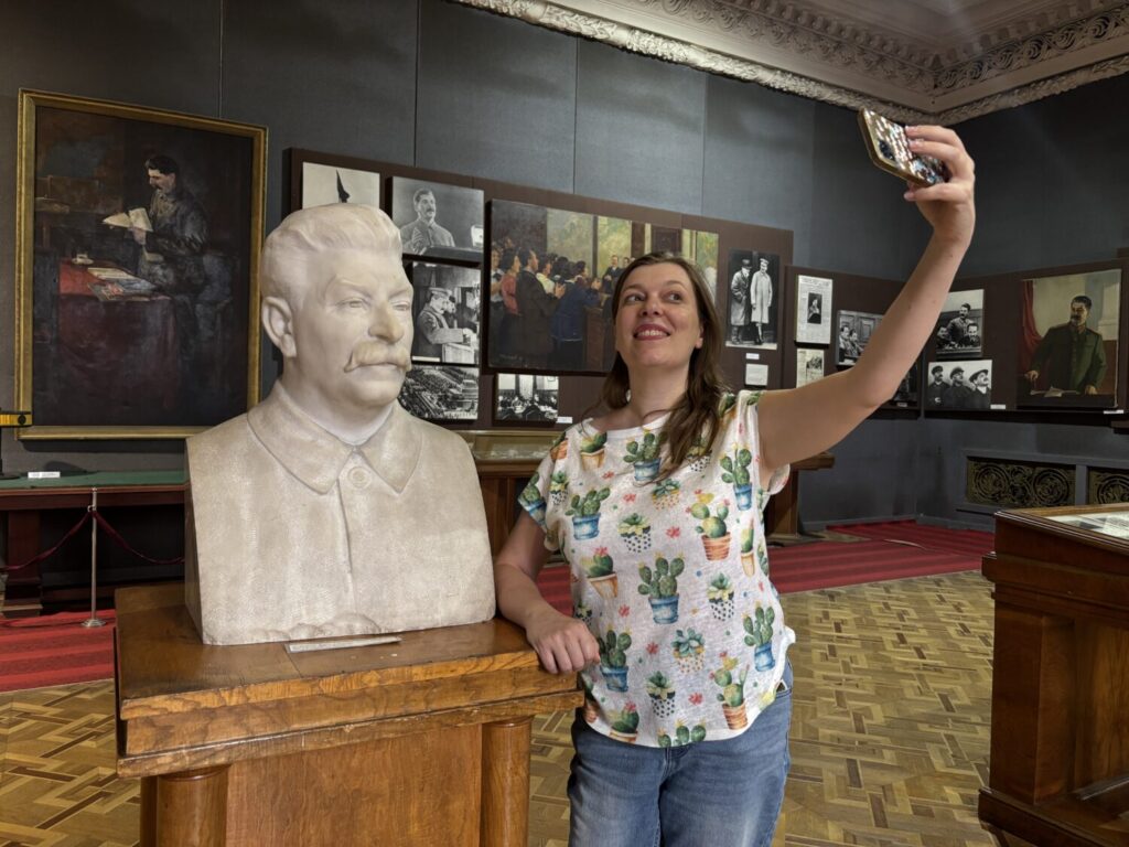 Paola Bertoni con statua di Stalin al Museo di Stalin di Gori