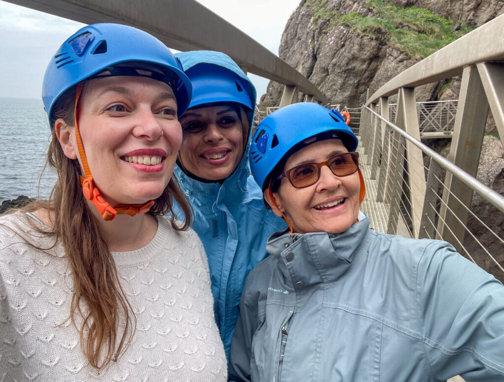 Paola Bertoni, Lucia Speziale e Marina Fiorenti lungo il percorso costiero The Gobbins in Irlanda del Nord