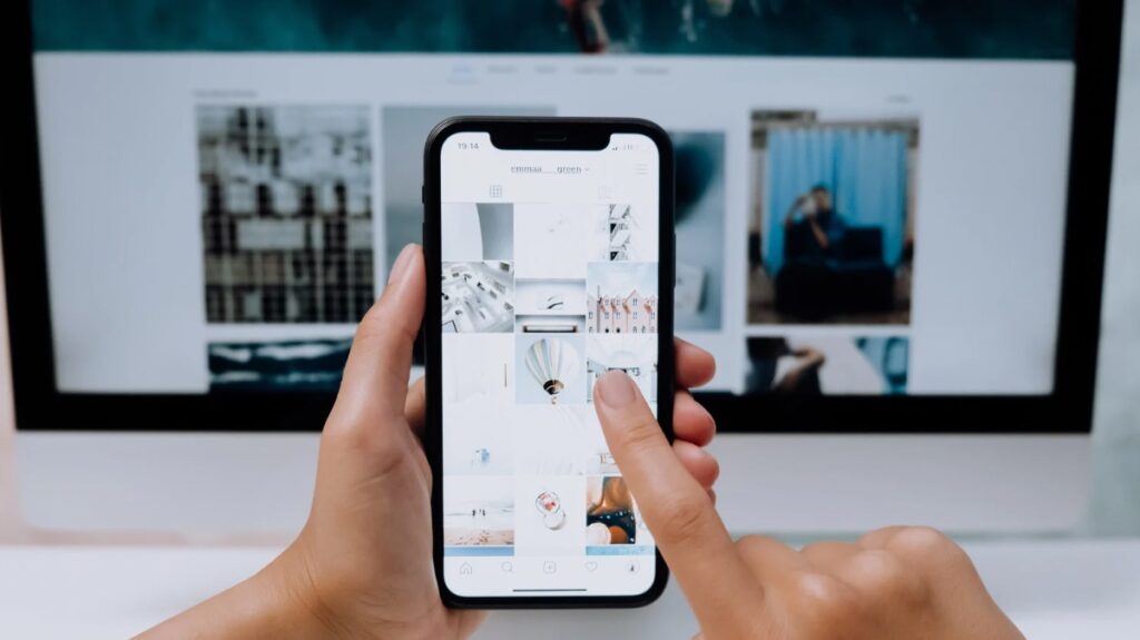 Persona che si connette a Instagram dal pc e dal cellulare