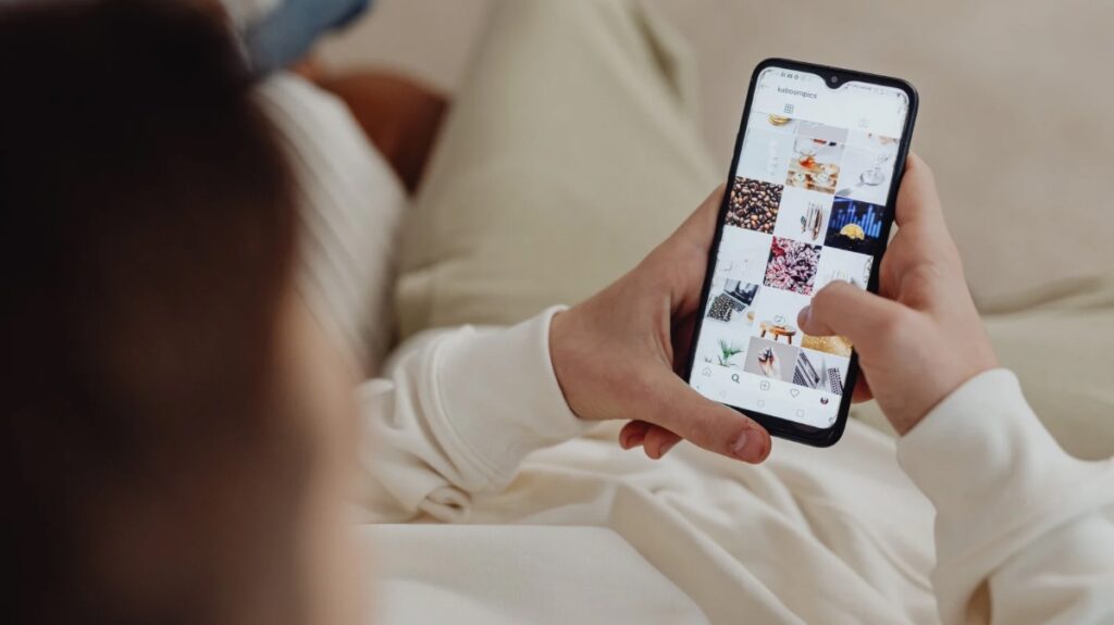 Una persona che passa il suo tempo su Instagram