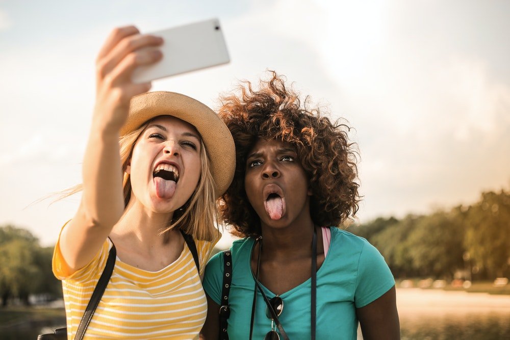 Ragazze che si scattano un selfie in viaggio, foto Andrea Piacquadio