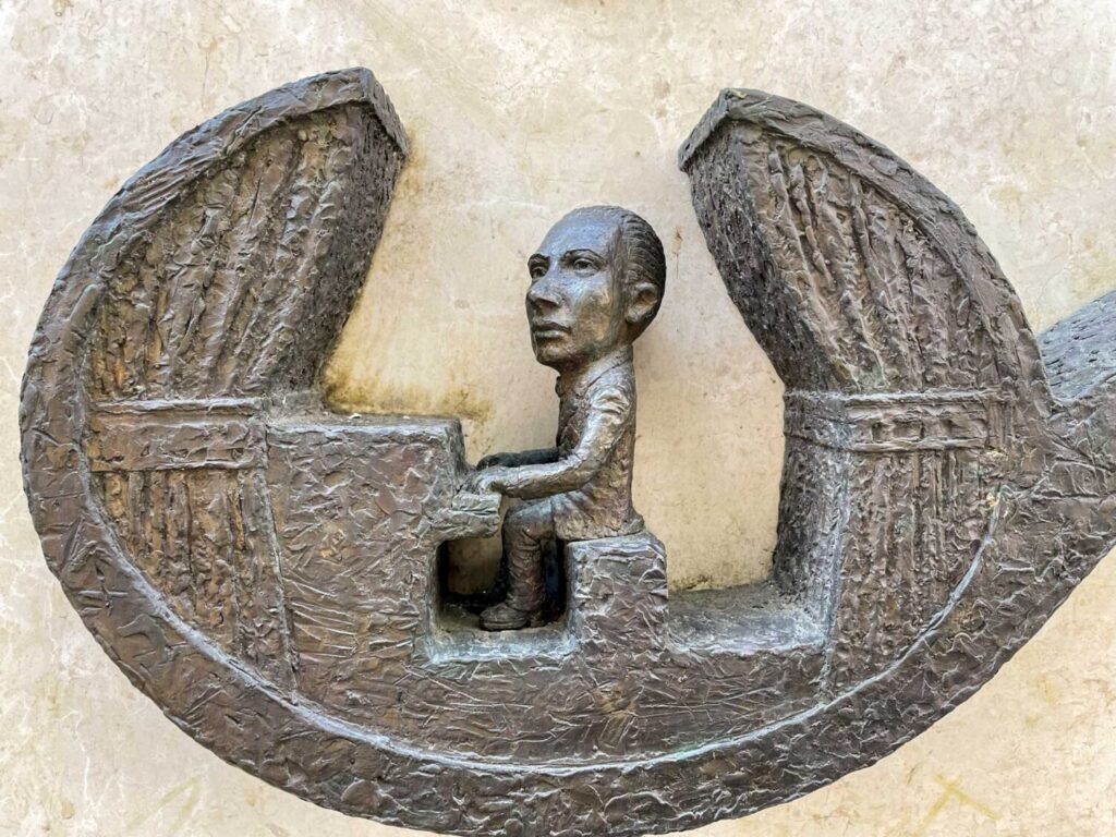 Mini statua del pianista Rezső Seress a Budapest