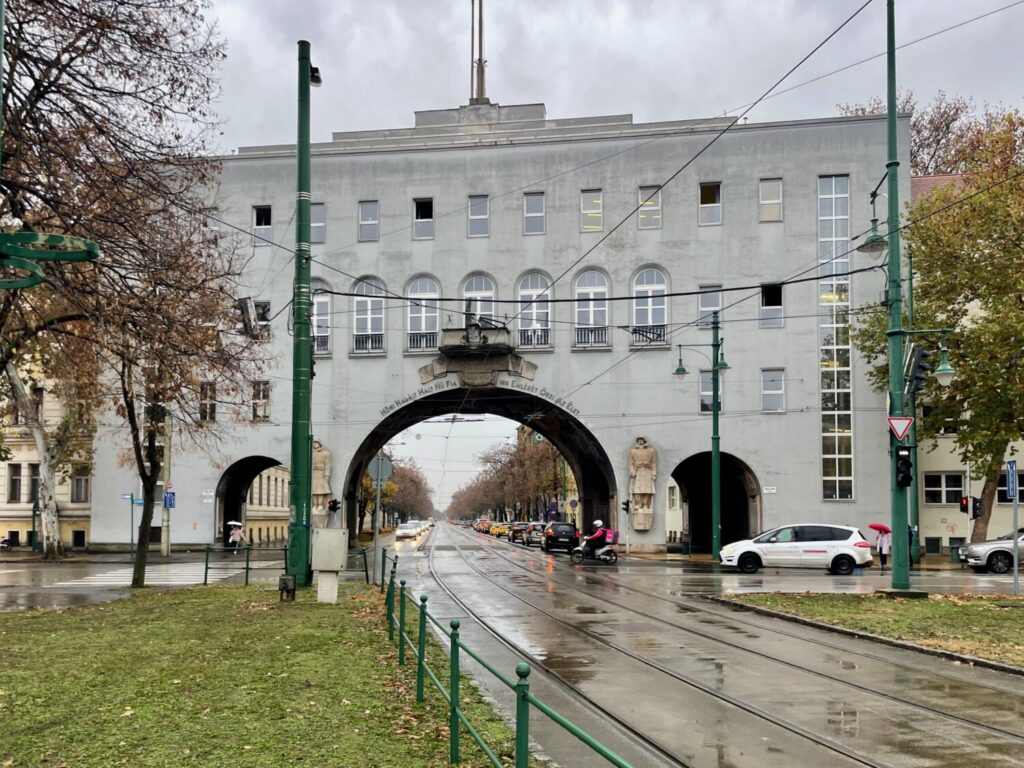 La monumentale Porta degli Eroi di Szeged, memoriale dedicato ai soldati ungheresi della prima guerra mondiale