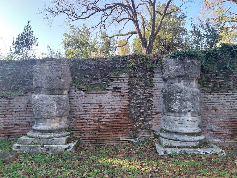 resti di colonne scavi archeologici