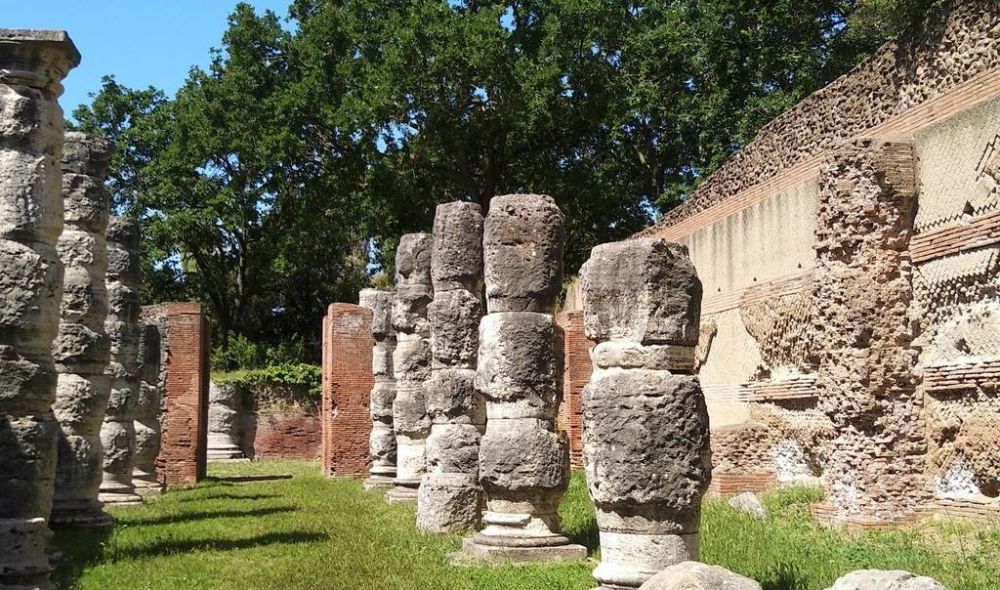 resti di colonne area archeologica portus