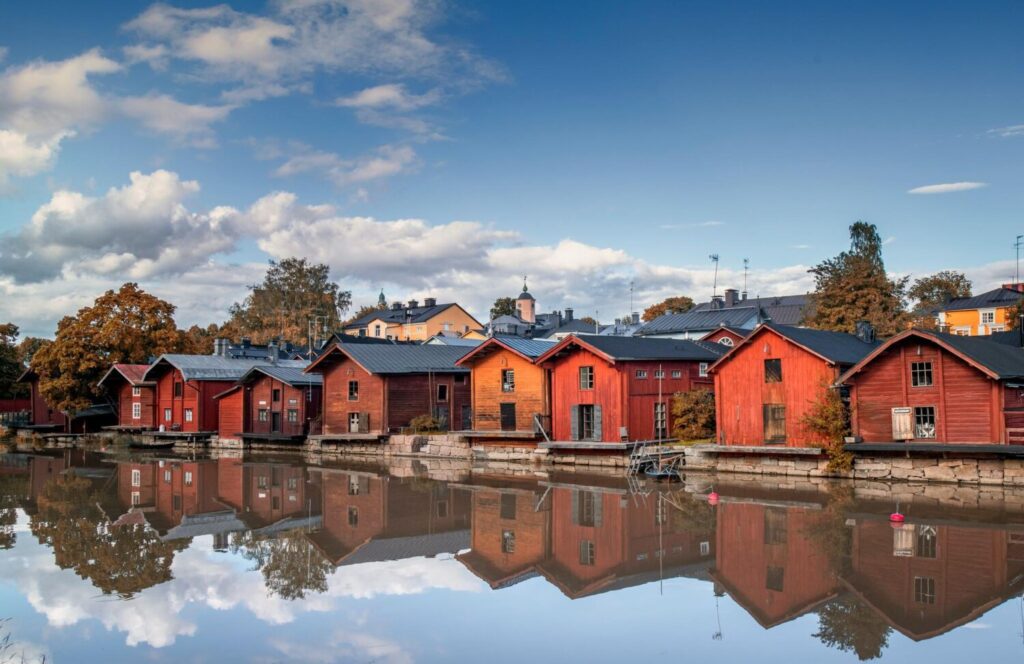 Le case rosse di Porvoo lungo il fiume, uno dei luoghi più fotografati della Finlandia
