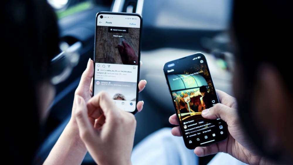 Due persone collegate su Instagram