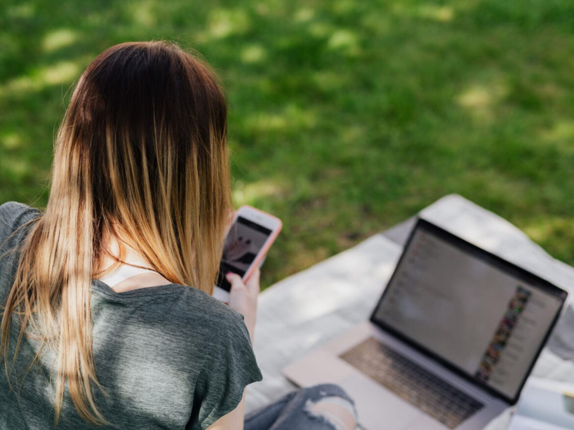 una ragazza con il computer e lo smartphone