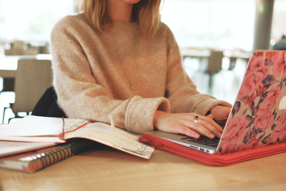 Blogger scrive sul computer portatile, foto di Caroline Feelgood da Unsplash Blogger scrive sul computer portatile, foto di Caroline Feelgood da Unsplash