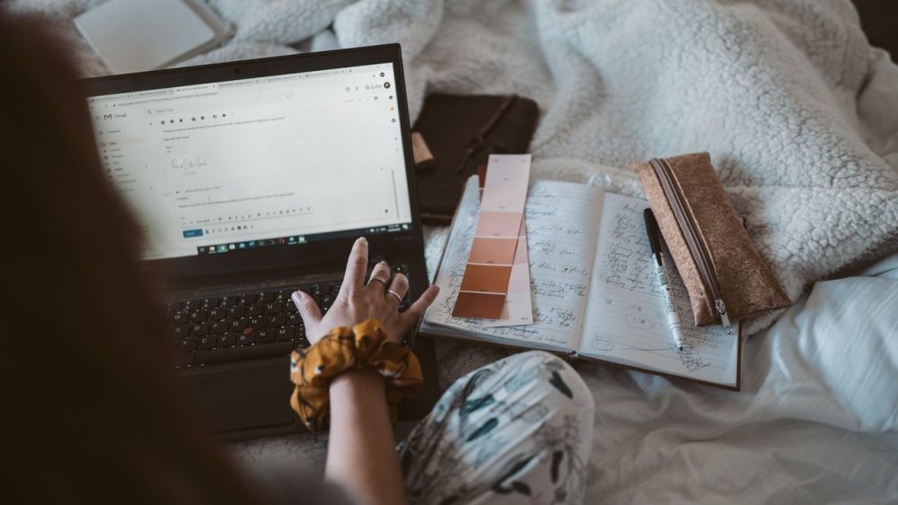 Blogger intenta a scegliere il nuovo tema per il suo sito in WordPress in base ai colori, foto di Taryn Elliott da Pexel