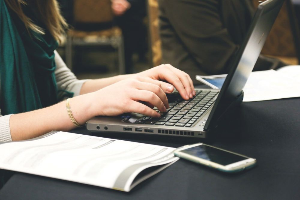 Ragazza che scrive un guest post al computer, foto di Startup Stock Photos da Pexels Ragazza che scrive un guest post al computer, foto di Startup Stock Photos da Pexels