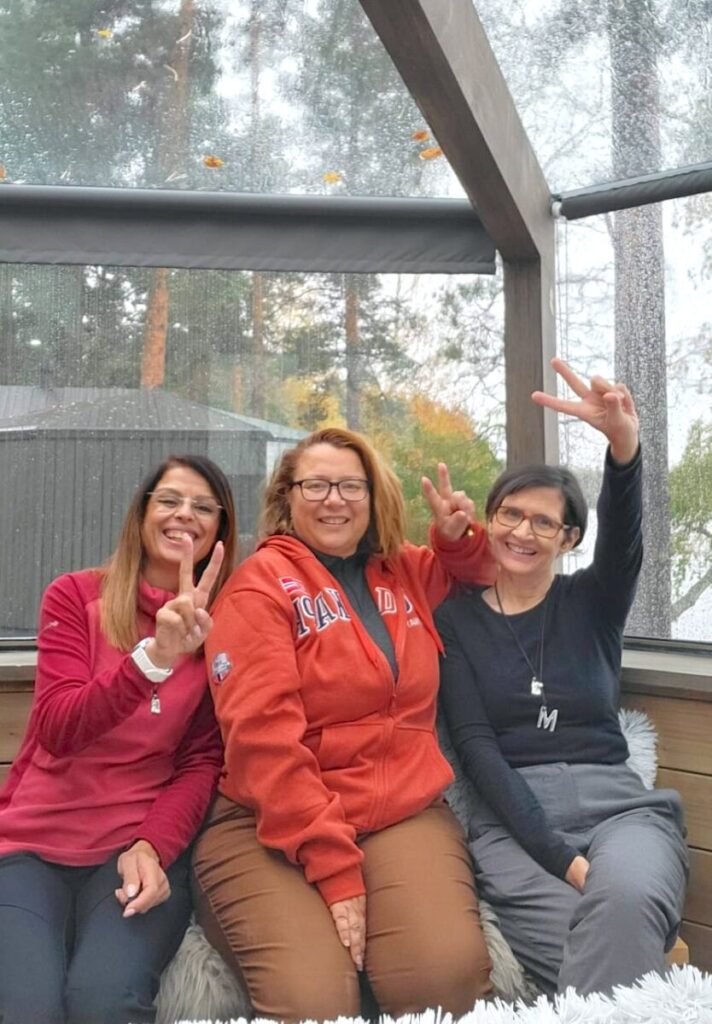 Lucia di Risparmi e Viaggi, Cristina di Vi Do il Tiro e Marina di The Travelling Petsitter al Revontuli Resort in Finlandia