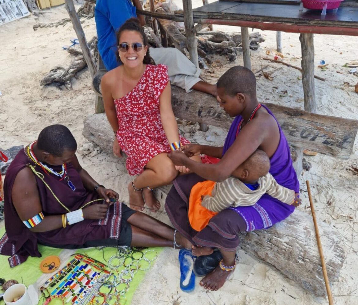 Roberta Onnis con due persone della comunità Maasai in spiaggia a Zanzibar